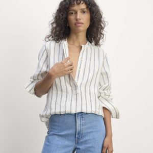 The Henley Shirt in Linen | Bone/Navy